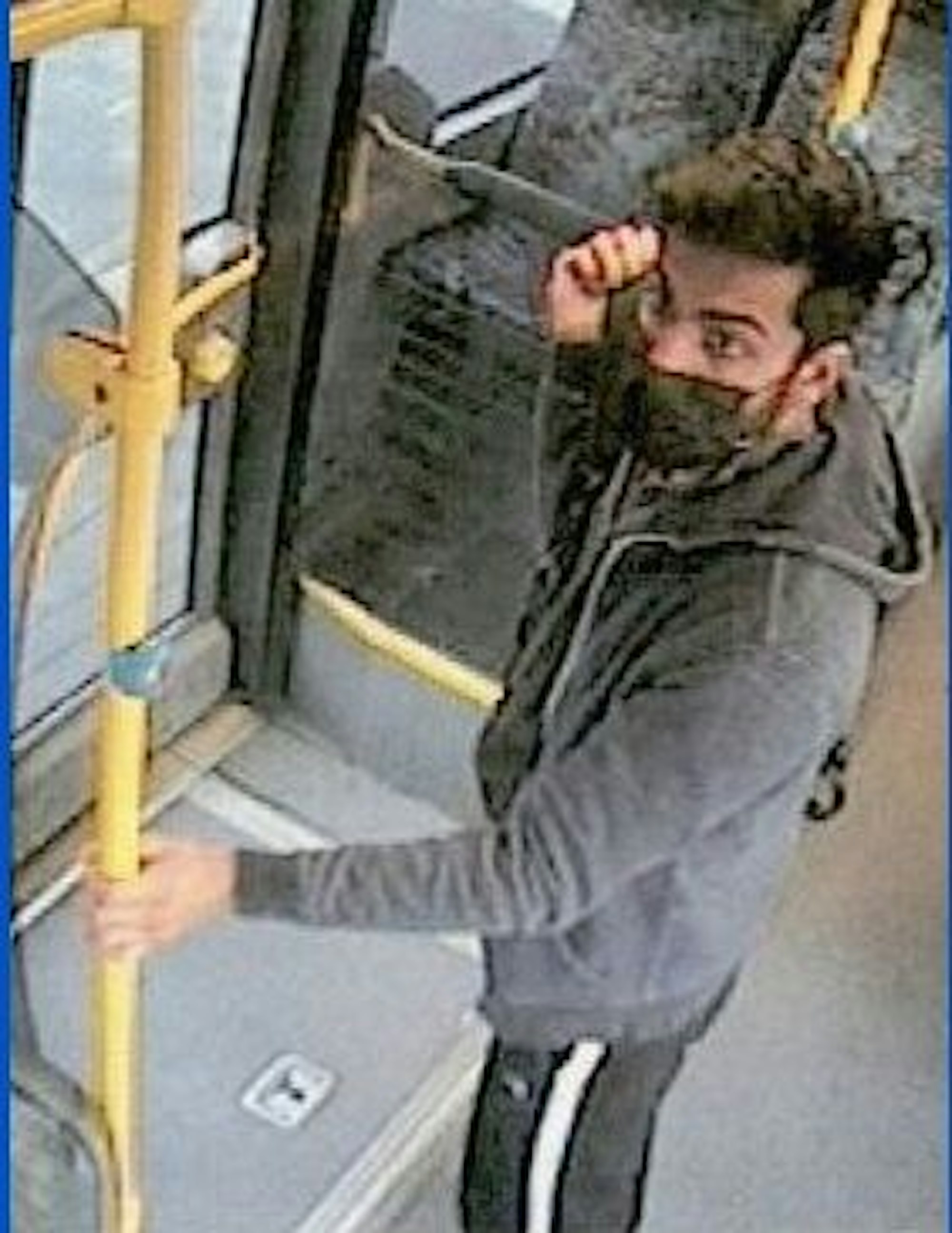 Ein Mann steht im Bus an der Tür.