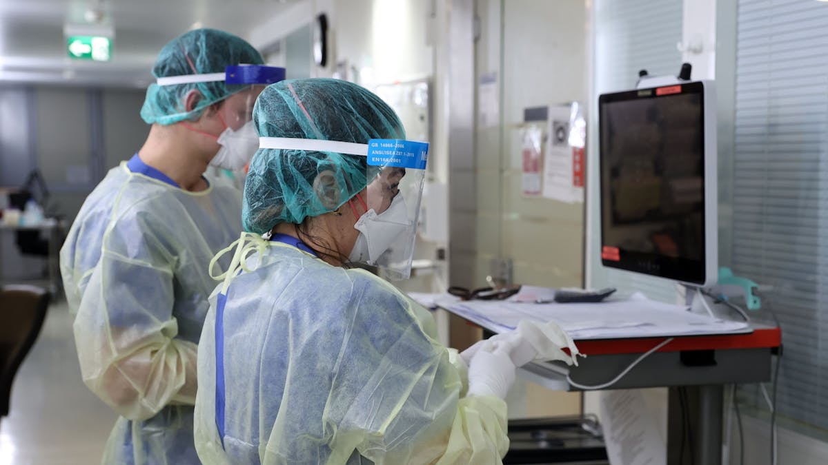 Zwei Mitarbeiter der Uniklinik Köln arbeiten auf der Intensivstation.
