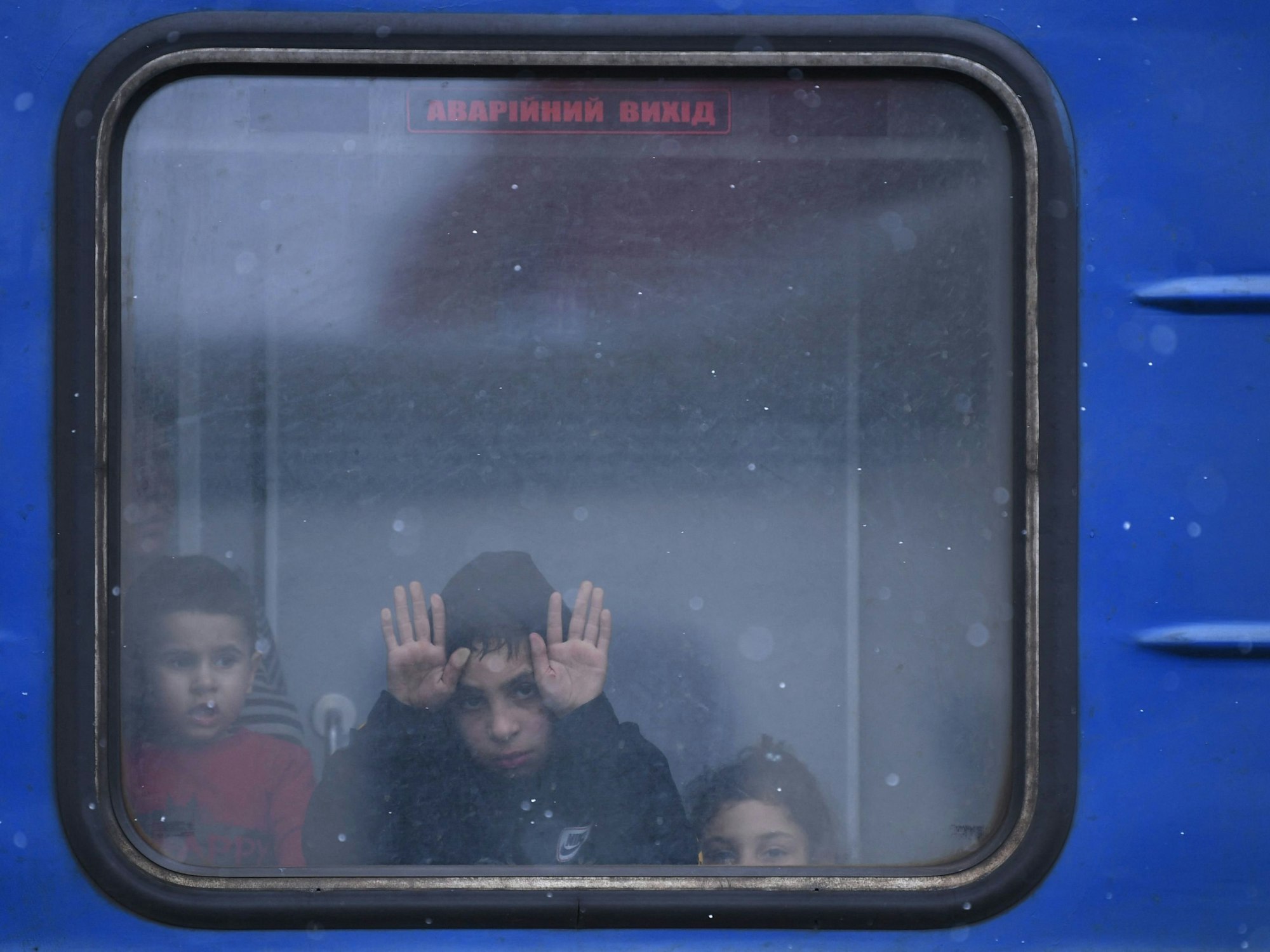 Ukrainische Kinder schauen am 4. März aus dem Fenster eines Zuges, der von Lviv aus in den Westen fährt.