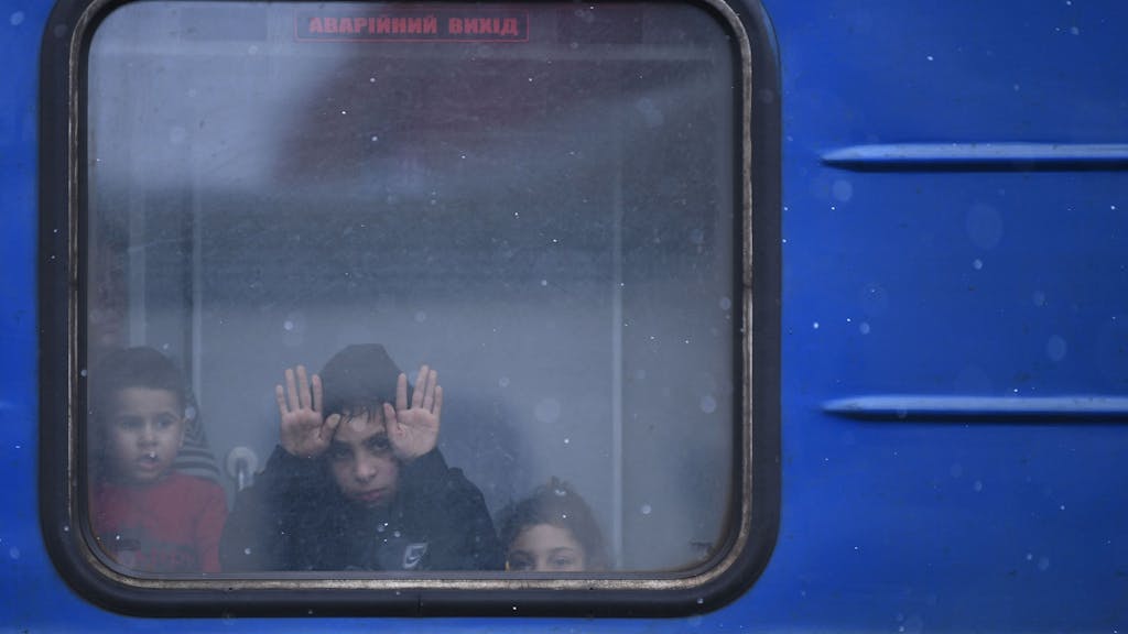Ukrainische Kinder schauen am 4. März aus dem Fenster eines Zuges, der von Lviv aus in den Westen fährt.