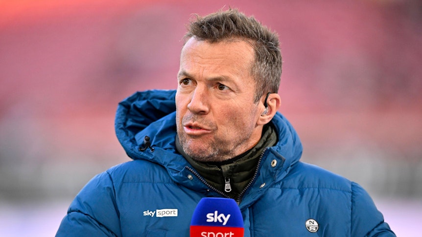 Lothar Matthäus, Sky-Experte, hat nach der 2:3-Niederlage von Borussia Mönchengladbach beim VfB Stuttgart (5. März 2022) scharfe Kritik an der Fohlen-Elf geäußert. Lothar Matthäus spricht in ein Sky-Mikrofon.