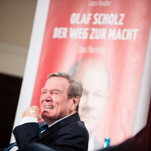 Gegen den früheren Bundeskanzler Gerhard Schröder (SPD, hier Anfang Dezember 2021 bei der Vorstellung der Biografie über Olaf Scholz) ist Strafanzeige wegen Verbrechens gegen die Menschlichkeit gestellt worden.