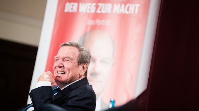 Gegen den früheren Bundeskanzler Gerhard Schröder (SPD, hier Anfang Dezember 2021 bei der Vorstellung der Biografie über Olaf Scholz) ist Strafanzeige wegen Verbrechens gegen die Menschlichkeit gestellt worden.