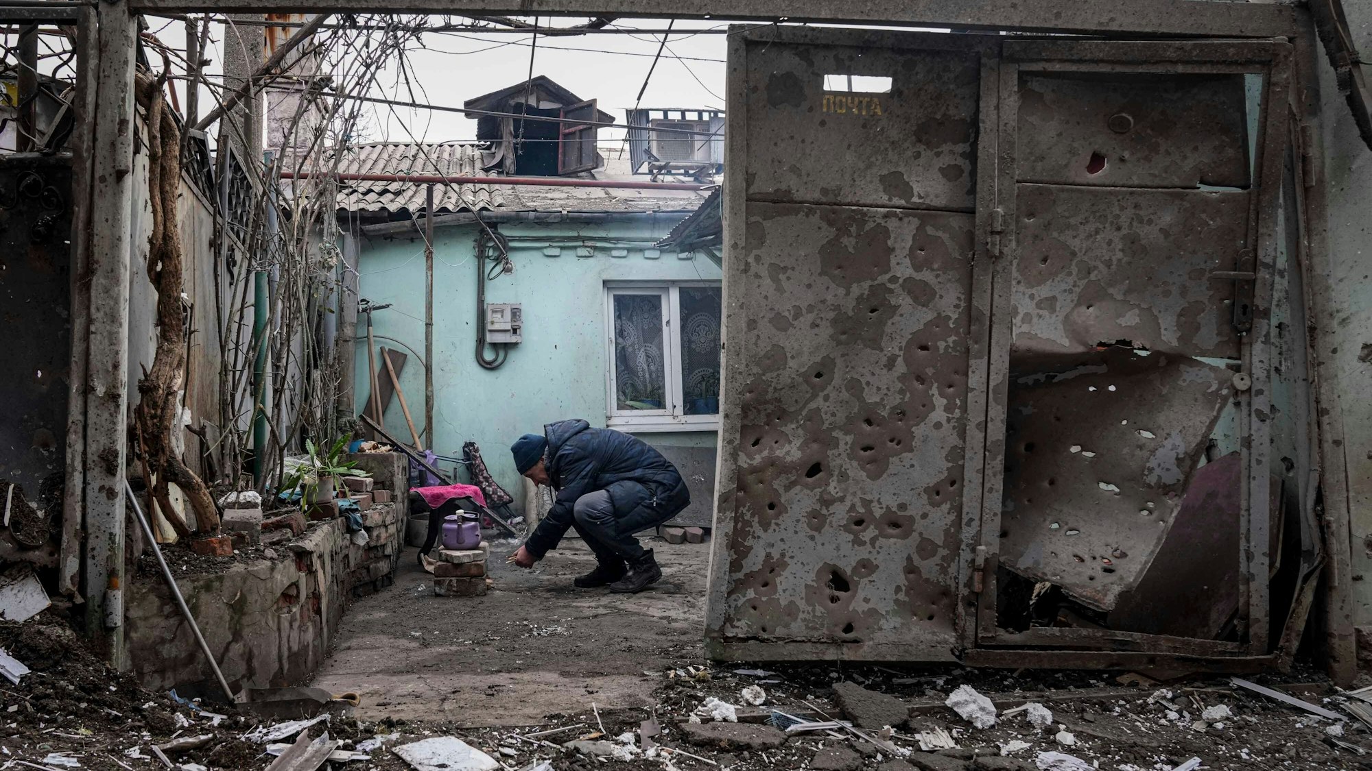 Im von russischen Truppen belagerten Mariupol leiden die Menschen derzeit besonders schlimm: Es gibt kein Strom, kein Wasser, kein Gas. Jetzt wird von einem Mädchen berichtet, das unter Trümmern verdurstet ist.