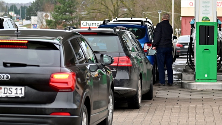 Deutsche Autofahrer betanken Anfang Januar ihre Autos an einer Tankstelle im polnischen Lubieszyn. Die Spritpreise steigen bereits seit vielen Wochen in atemberaubender Geschwindigkeit. Der Krieg in der Ukraine treibt die Preisspirale zusätzlich nach oben.