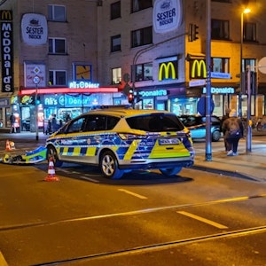 Am Ehrenfeldgürtel prallten ein Streifenwagen der Polizei und ein Nissan Qashqai zusammen.