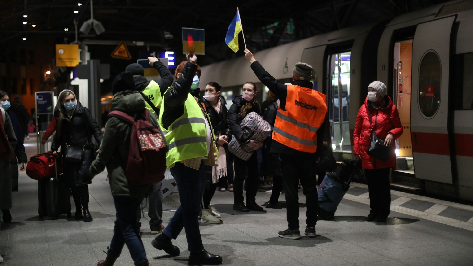 Ersthelfer empfangen am Kölner Hauptbahnhof Flüchtlinge aus der Ukraine. 