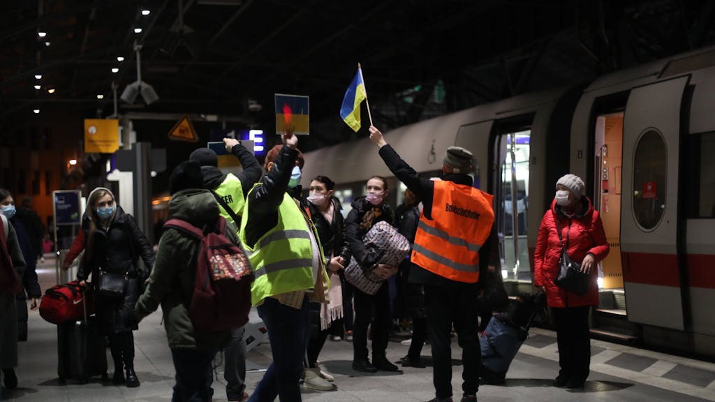 Ersthelfer empfangen am Kölner Hauptbahnhof Flüchtlinge aus der Ukraine. 