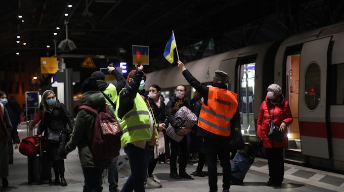 Ersthelfer empfangen am Kölner Hauptbahnhof Flüchtlinge aus der Ukraine.