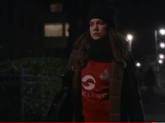 Szene aus der Netflix-Serie „Inventing Anna“ mit dem Trikot des 1. FC Köln.