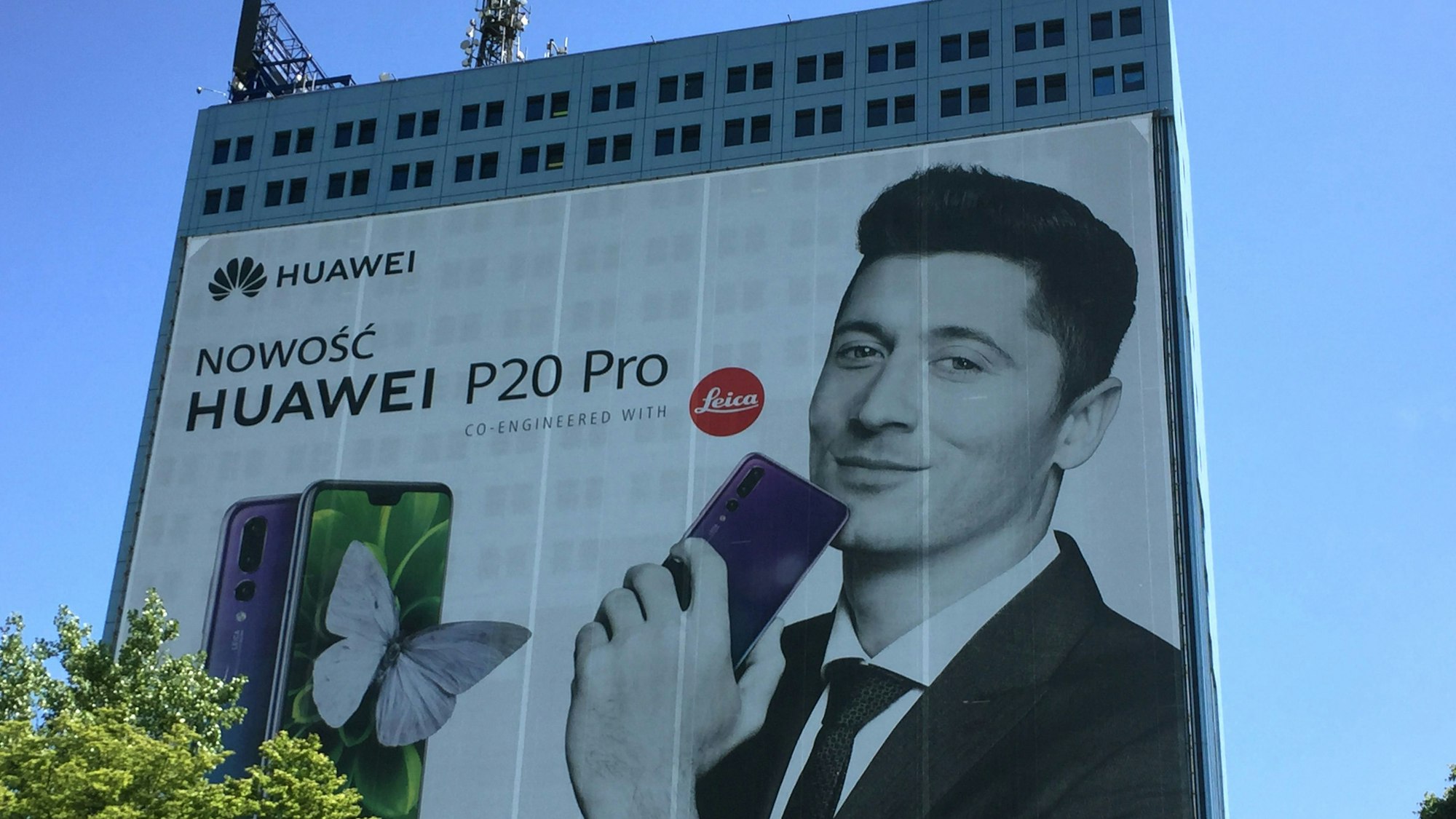 Werbeplakat von Huawei mit Robert Lewandowski.