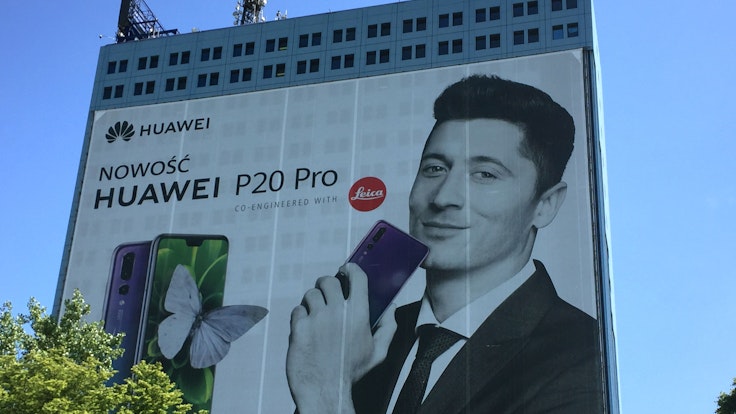 Werbeplakat von Huawei mit Robert Lewandowski.