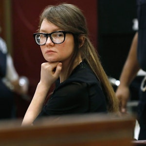 Anna Sorokin, verurteilte Hochstaplerin aus Deutschland, sitzt in einem Gerichtssaal. Jetzt wird sie nach Deutschland abgeschoben.