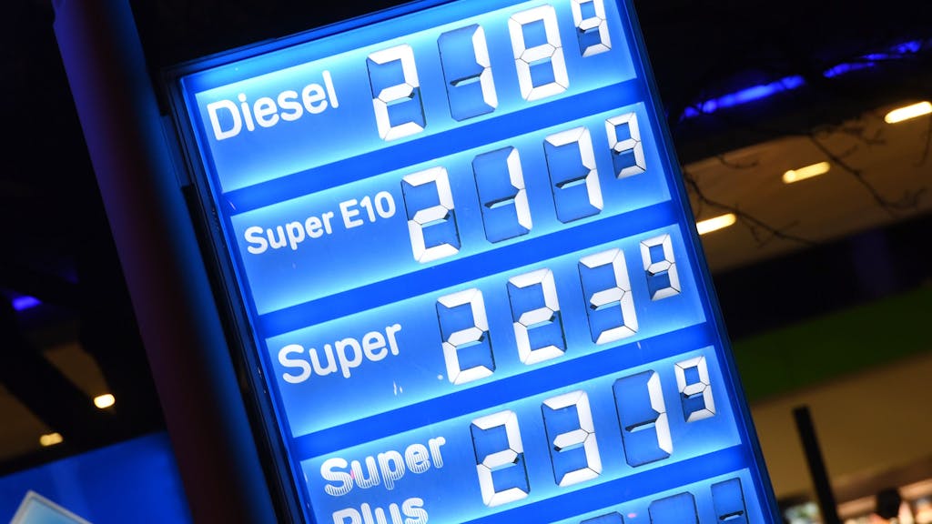 Die Preise für Diesel und Benzin sind an einer Tankstelle in München Schwabing angezeigt.