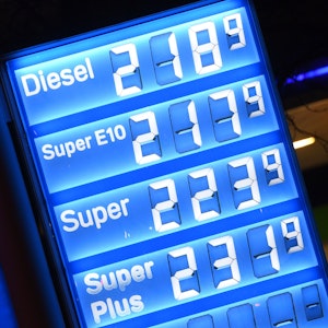 Dieses Bild zeigt ‚die Preise für Diesel und Benzin am 08. März 2022, wie sie an einer Tankstelle in München Schwabing angezeigt werden.