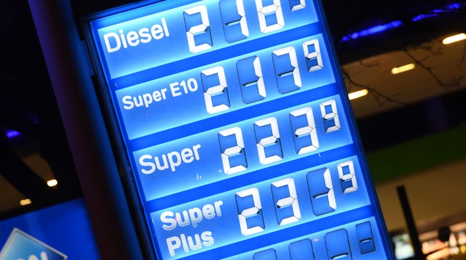 Dieses Bild zeigt ‚die Preise für Diesel und Benzin am 08. März 2022, wie sie an einer Tankstelle in München Schwabing angezeigt werden.
