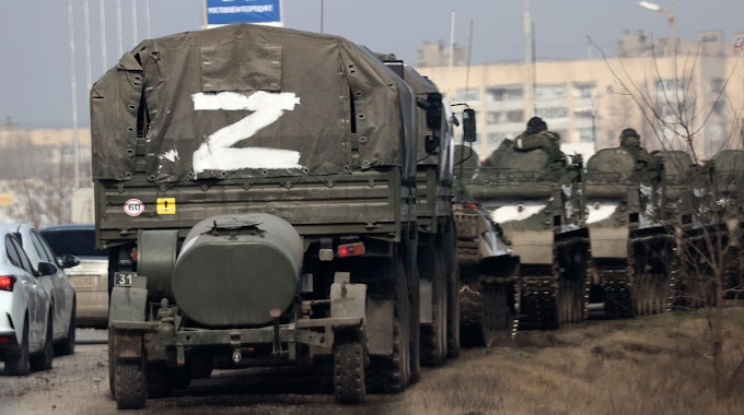 Dieses von der russischen Staatsagentur Tass verbreitete Bild zeigt eine Kolonne von Armee-Fahrzeugen, von denen eines ein großes weißes Z aufgemalt bekommen hat, die durch die Stadt im nördlichen Teil der von Russland annektierten ukrainischen Halbinsel Krim fahren.