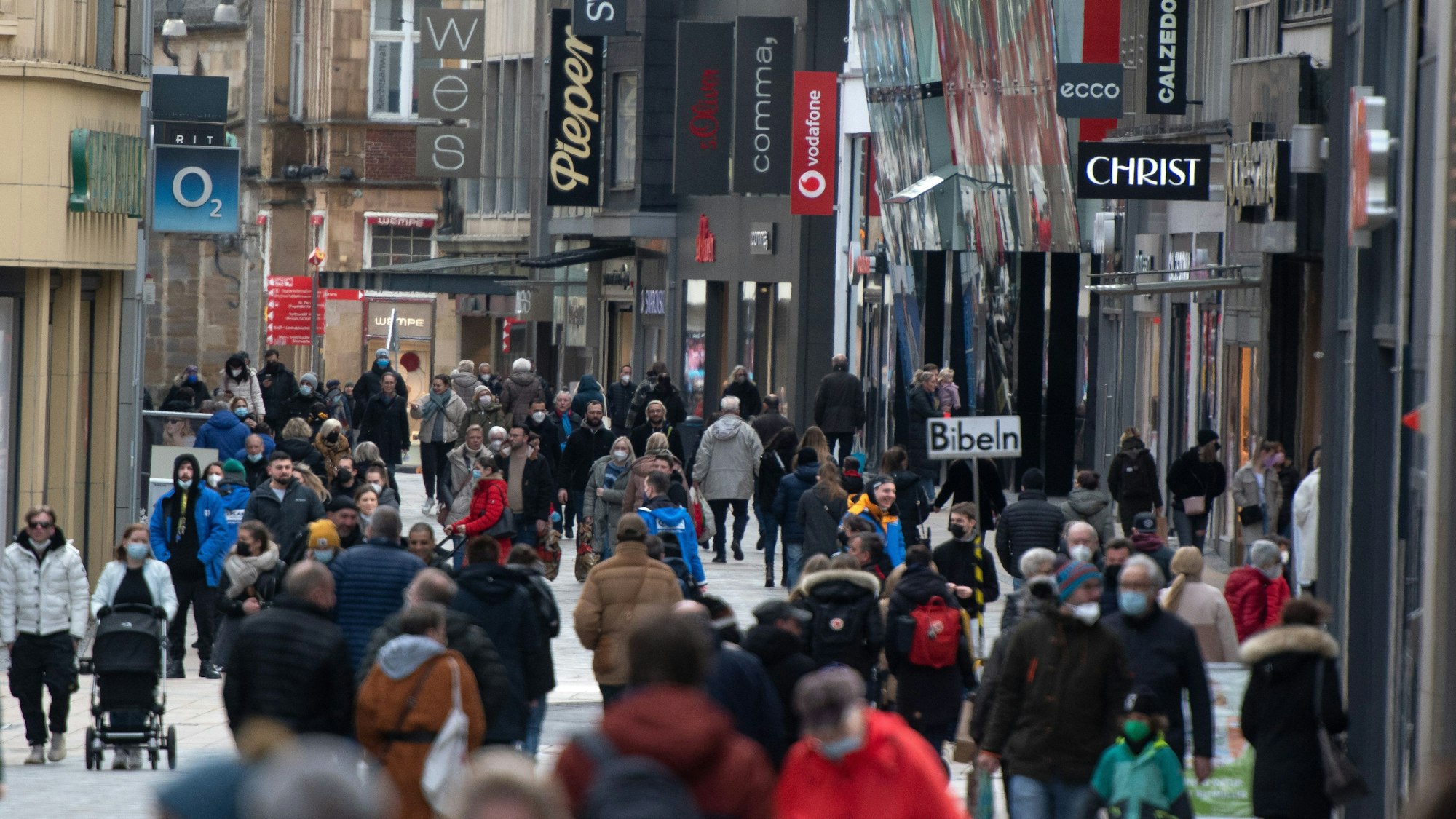Passanten sind Mitte Februar in der Einkaufsstraße Westenhellweg in der Innenstadt von Dortmund unterwegs.
