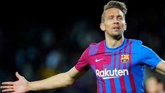 Luuk de Jong, Stürmer des FC Barcelona, läuft jubelnd und mit beiden Armen ausgestreckt in Richtung Kamera.