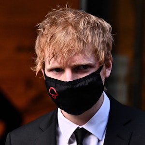 Ed Sheeran verlässt am 8. März 2022 das Gericht in London. Dort gab es zuvor versehentlich die Welt-Premiere seines neuen Songs.