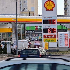 Der Ölkonzern Shell hat wegen der angespannten Marktlage den Verkauf von Heizöl, Diesel und anderen Produkten an einige Großkunden in Deutschland vorerst eingeschränkt. Das Foto wurde 2022 in Polen aufgenommen.