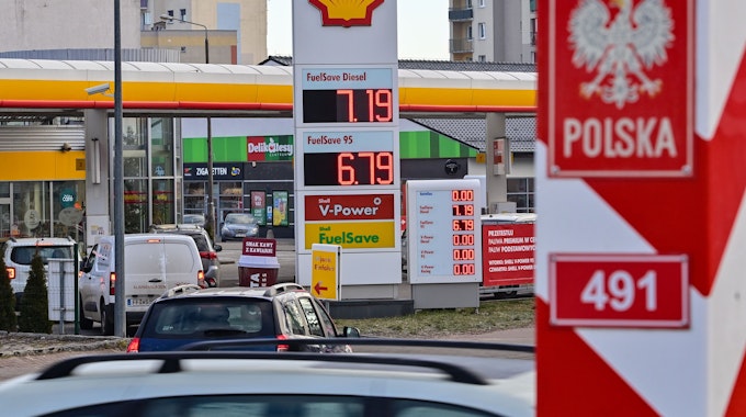 Der Ölkonzern Shell hat wegen der angespannten Marktlage den Verkauf von Heizöl, Diesel und anderen Produkten an einige Großkunden in Deutschland vorerst eingeschränkt. Das Foto wurde 2022 in Polen aufgenommen.