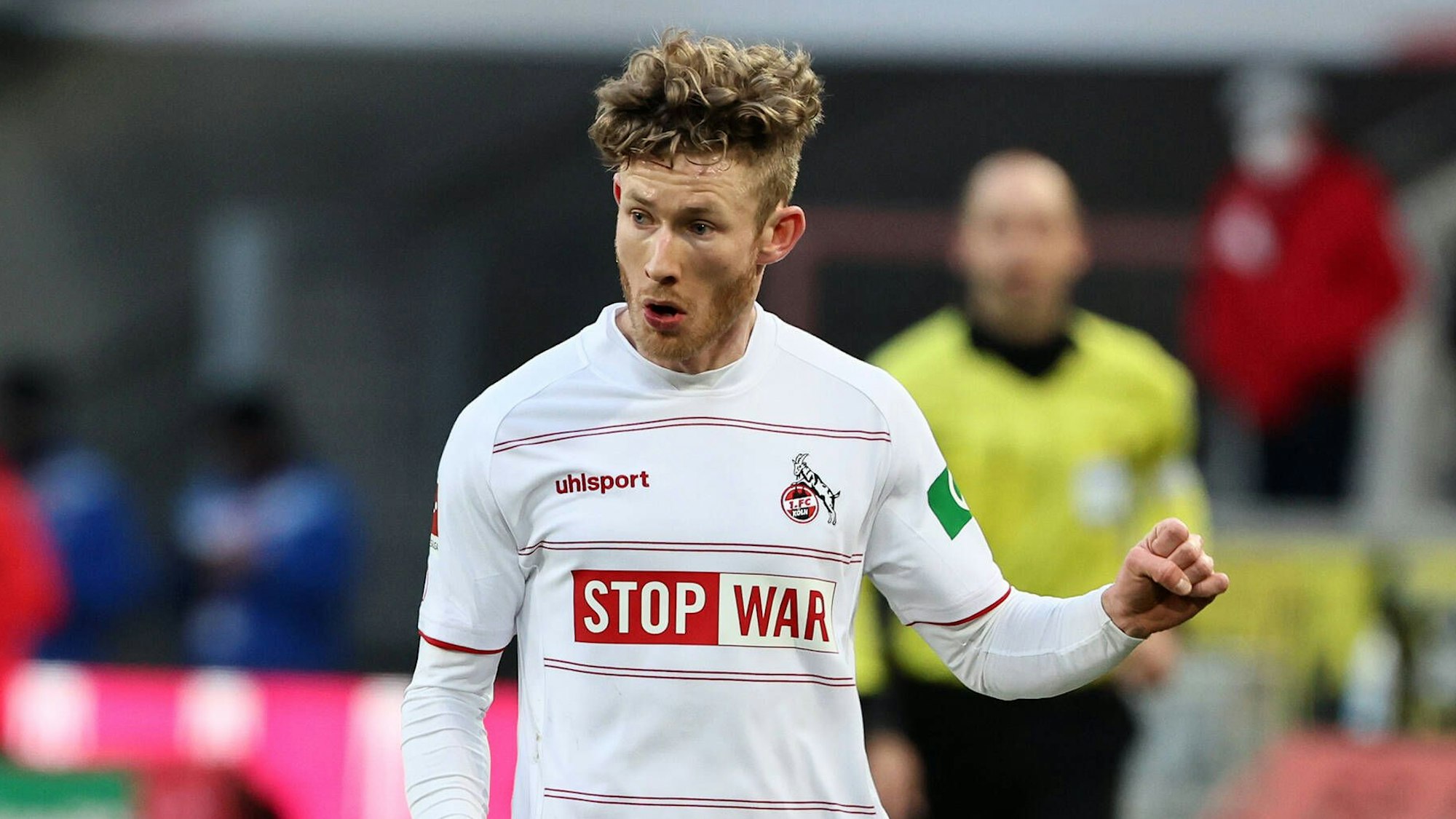Florian Kainz führt im Spiel gegen die TSG Hoffenheim den Ball