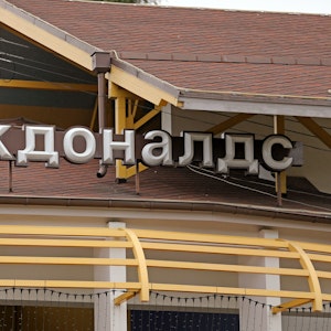 Mit kyrillischen Buchstaben steht „McDonalds“ über einer Filiale der amerikanischen Fastfood-Kette McDonalds in Sotschi.
