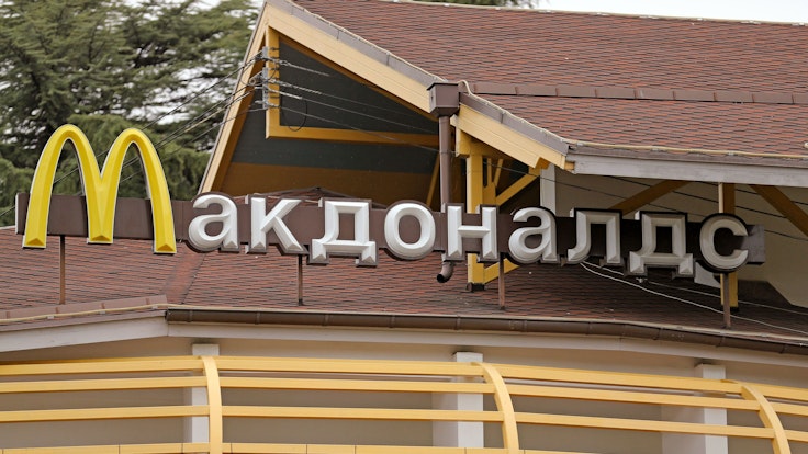 Mit kyrillischen Buchstaben steht „McDonalds“ über einer Filiale der amerikanischen Fastfood-Kette McDonalds in Sotschi.