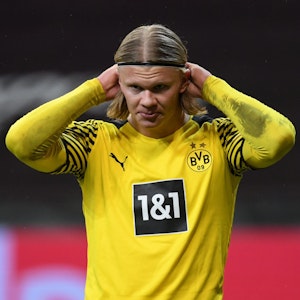 Erling Haaland richtet sich im Spiel von Borussia Dortmund bei Eintracht Frankfurt die Haare.