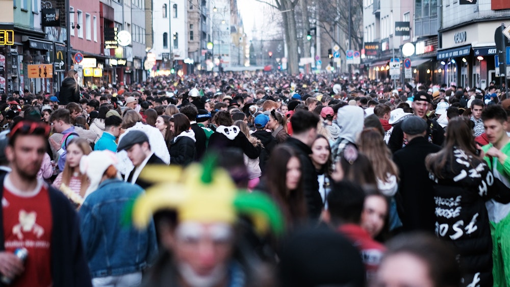 Menschen feiern an Karneval auf der Zülpicher Straße in Köln.