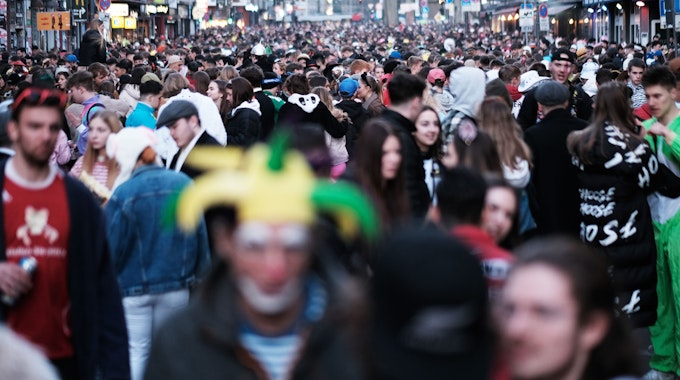 Menschen feiern an Karneval auf der Zülpicher Straße in Köln.