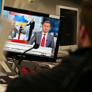 Der TV-Moderator Raimund Brichta ist am 05. November 2014 in Köln (Nordrhein-Westfalen) im Newsroom des Nachrichten-Senders n-tv auf einem Monitor zu sehen.