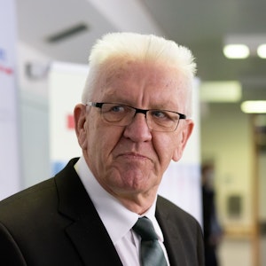 Winfried Kretschmann (Bündnis 90 Die Grünen), Ministerpräsident von Baden-Württemberg, steht in der Medizinischen Klinik des Universitätsklinikums Freiburg.