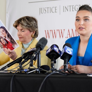 Veronika Didusenko beschreibt während einer Pressekonferenz im Büro ihrer Frauenrechtsanwältin Gloria Allred in Los Angeles, wie sie gezwungen war, mit ihrem siebenjährigen Sohn aus der Ukraine zu fliehen.