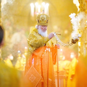 Das Oberhaupt der Russisch-Orthodoxen Kirche, der Patriarch Kyrill (hier am 27. Februar in der Christ-Erlöser-Kathedrale) verteidigt offen Putins Krieg in der Ukraine. Und macht mit unfassbar widerlichen Aussagen auf sich aufmerksam.