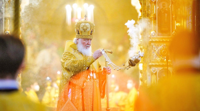 Das Oberhaupt der Russisch-Orthodoxen Kirche, der Patriarch Kyrill (hier am 27. Februar in der Christ-Erlöser-Kathedrale) verteidigt offen Putins Krieg in der Ukraine. Und macht mit unfassbar widerlichen Aussagen auf sich aufmerksam.