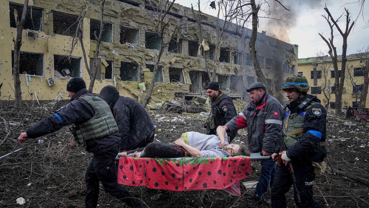 Ukrainische Rettungskräfte mit einer schwangeren Frau in Mariupol.