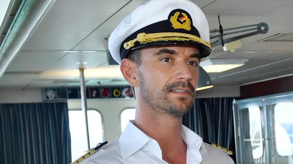 Florian Silbereisen (40) kreuzt als Kapitän Max Parger das Schiff durch den Indischen Ozean zur Insel Mauritius. Die erste Folge mit Moderator Silbereisen als Kapitän wurde am 26. Dezember 2019 im ZDF ausgestrahlt.