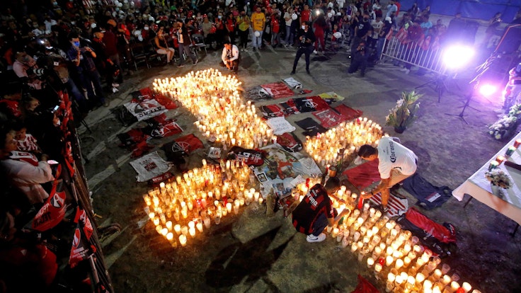 Fans von Atlas Guadalajara legen ein Meer aus Blumen und Kerzen als Reaktion auf die Vorfälle in der Nacht zu Sonntag in Querétaro vor dem eigenen Stadion nieder.