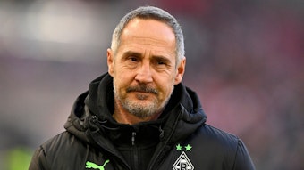 Adi Hütter, als Trainer von Borussia Mönchengladbach, vor dem Bundesligaspiel beim VfB Stuttgart am 5. März 2022. Hütter trägt eine schwarze Jacke und hat einen nachdenklichen Blick.