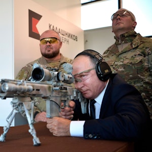 Wladimir Putin, Präsident von Russland, hält im Patriot-Militärausstellungszentrum außerhalb von Moskau ein Scharfschützengewehr im Anschlag. Das Foto wurde am 19.09.2018 aufgenommen.