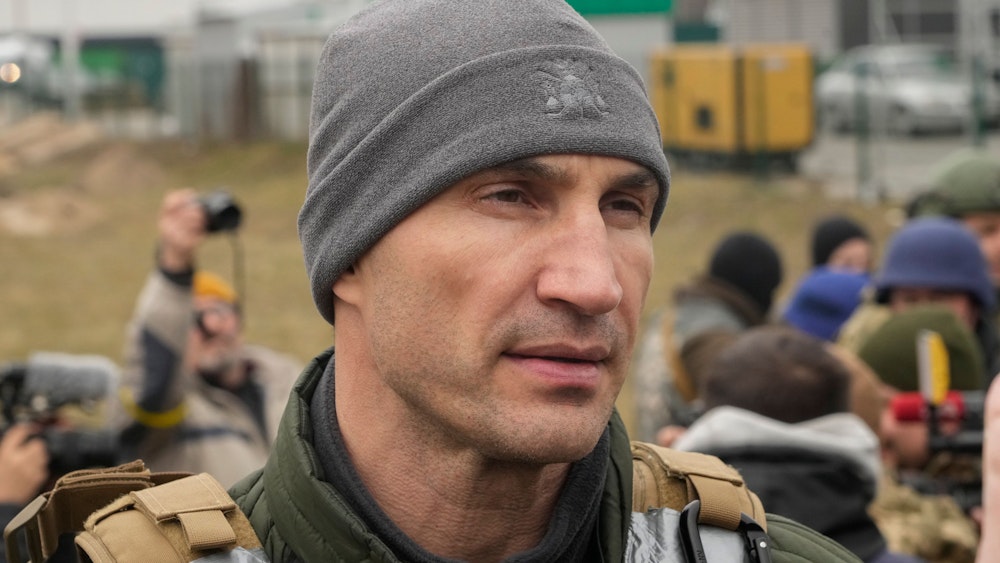 Wladimir Klitschko, ehemaliger ukrainischer Box-Profi, besucht einen Kontrollpunkt in der ukrainischen Hauptstadt.