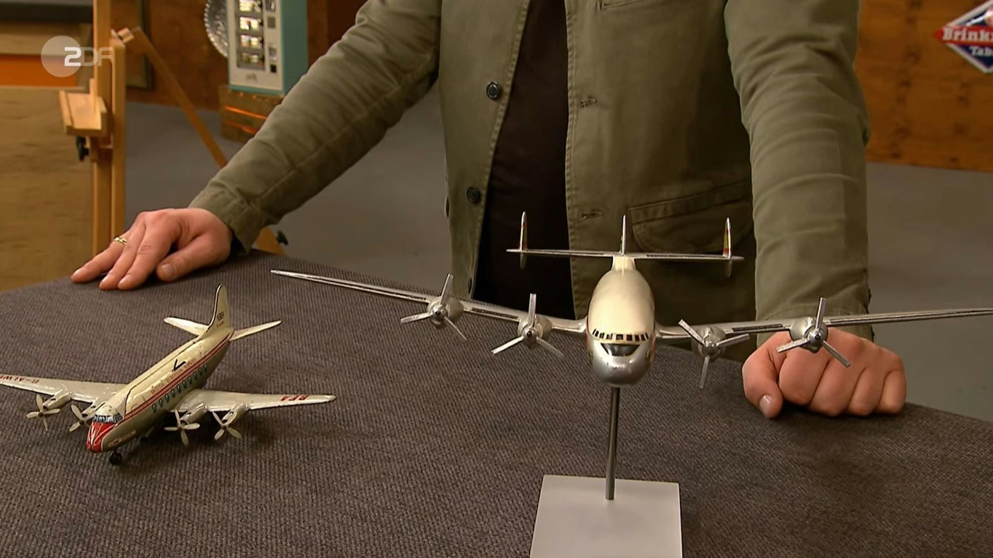 Zu sehen sind Steffen Butz‘ Modellflugzeuge in der ZDF-Trödel-Show „Bares für Rares“.