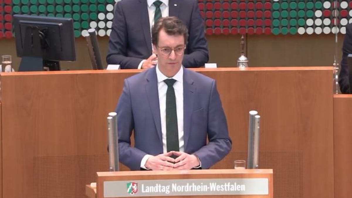 Hendrik Wüst steht am Podium im Düsseldorfer Landtag