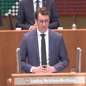 Hendrik Wüst steht am Podium im Düsseldorfer Landtag