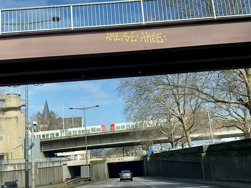 Akse-Ameise-Graffiti auf zwei Brücken in Köln.