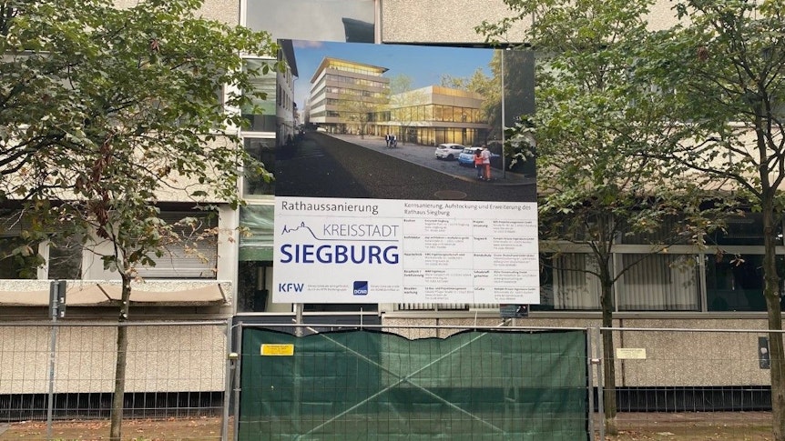 Ein Plakat vor dem Siegburger Rathaus weist auf die Sanierungsarbeiten hin.