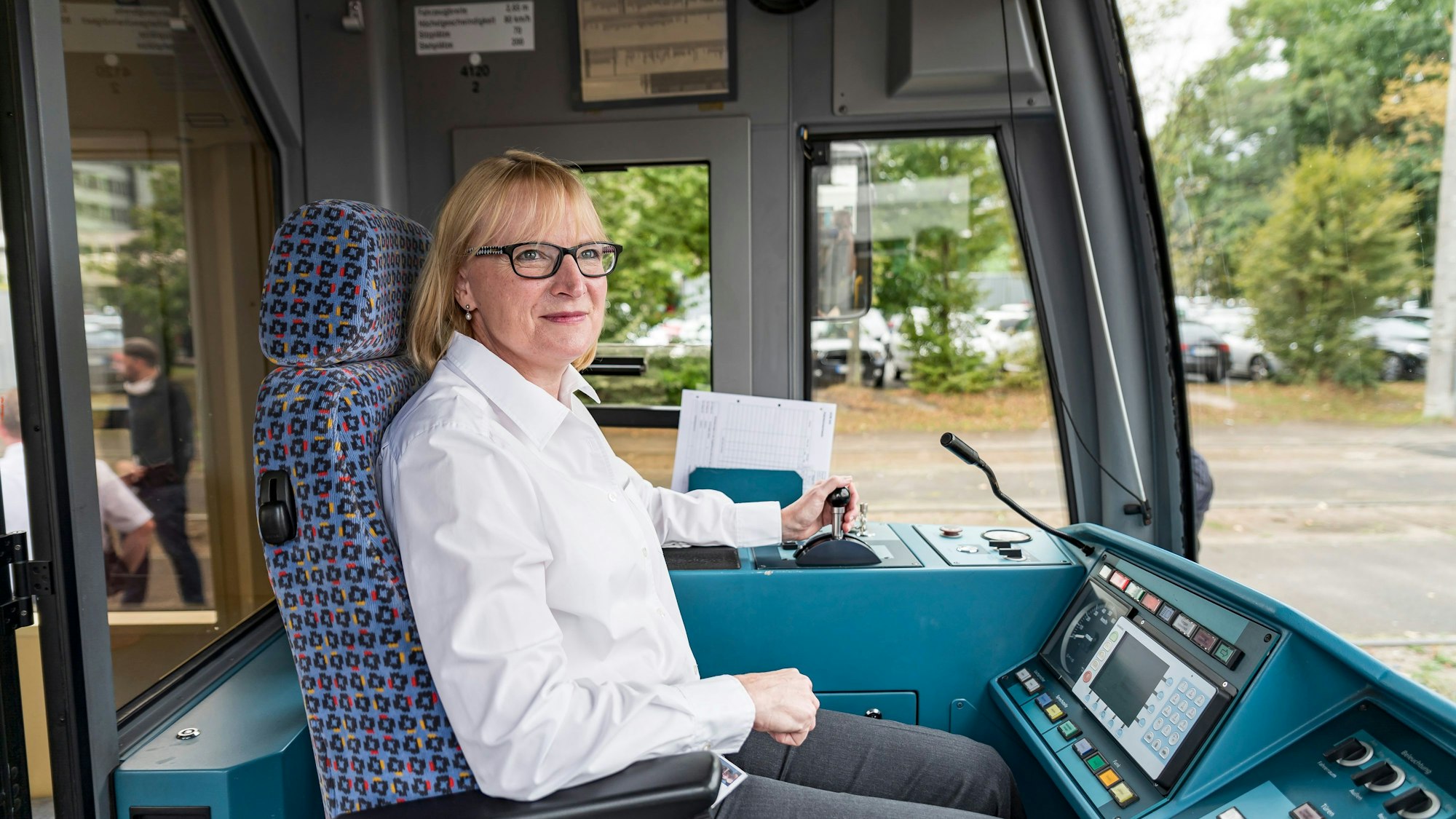 KVB-Chefin Stefanie Haaks führt selbst eine KVB-Bahn.