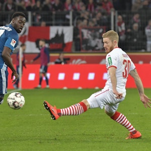Florian Kainz spielt mit dem 1. FC Köln gegen Khaled Narey und den Hamburger SV.